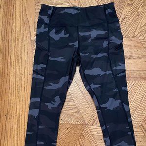 Athleta Ultimate Stash Pocket Camo 7/8 Tight